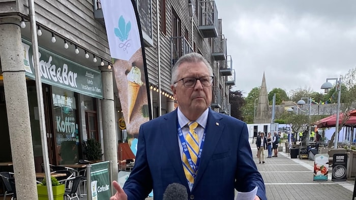 Ralph Goodale habbla con la prensa en la cumbre del G7.