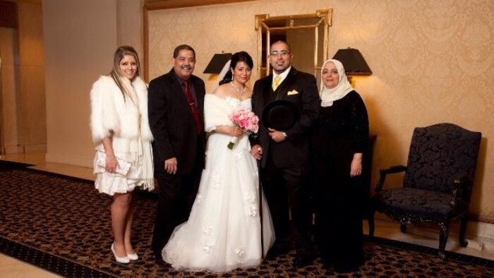 Photo d'une famille à un mariage.