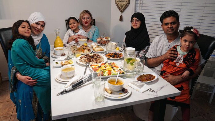 La famille Mughal Houzi autour d'une table à manger.