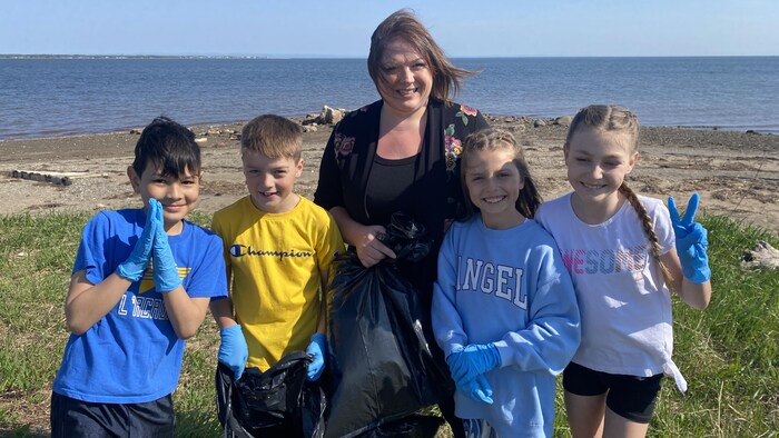 Des jeunes ont participé au ramassage du plastique sur les plages de la Péninsule acadienne.