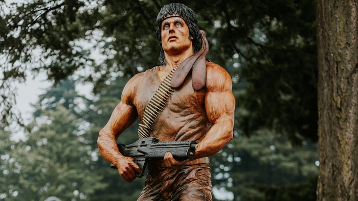 Une sculpture en bois à l'effigie de Rambo.