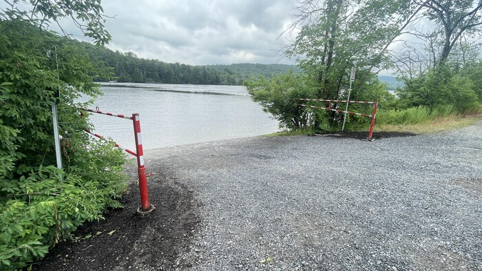 Un rampe d'accès à l'eau près de la rivière Gatineau.