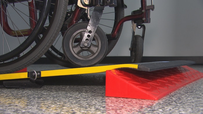 Un fauteuil roulant sur une rampe.