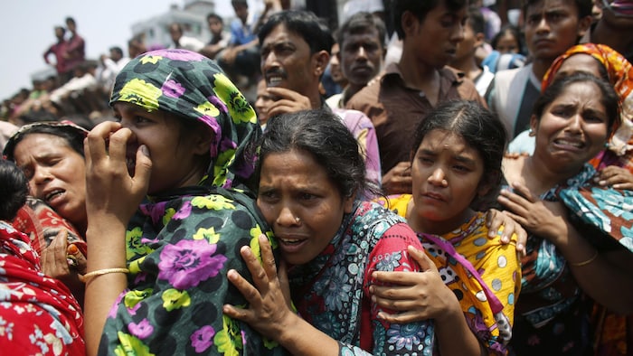 Des personnes pleurent leurs proches coincés dans les décombres de l'immeuble Rana Plaza qui s'est effondré à Savar.