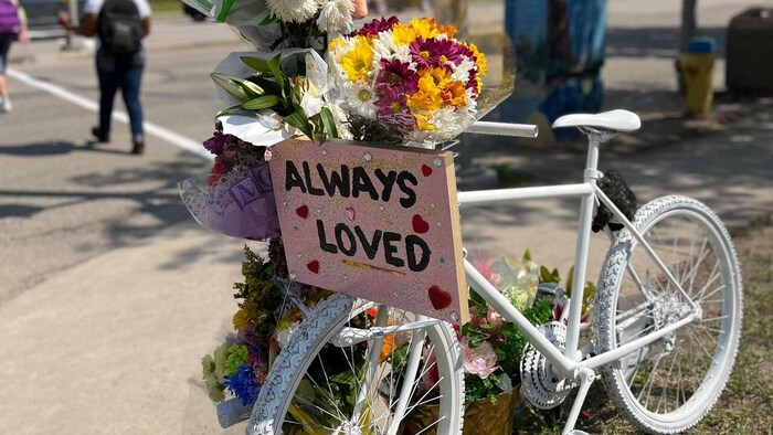 Un vélo avec des bouquets de fleurs.