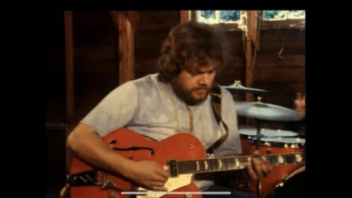 Randy Bachman joue sur la guitare qu'on lui a volée en 1976. 