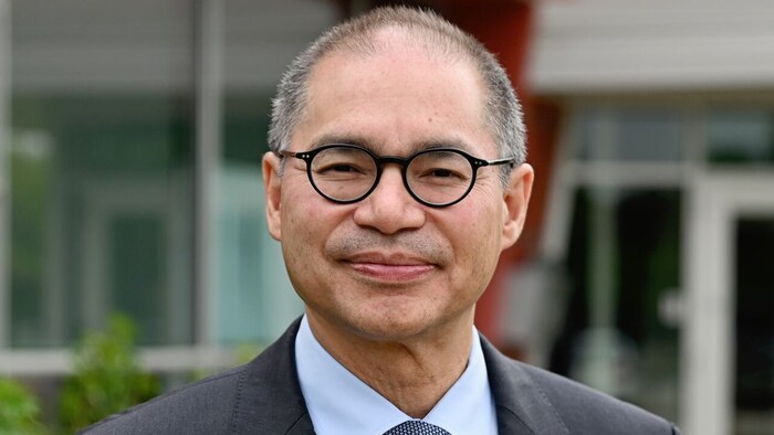 Randy Guzman devant un édifice. 