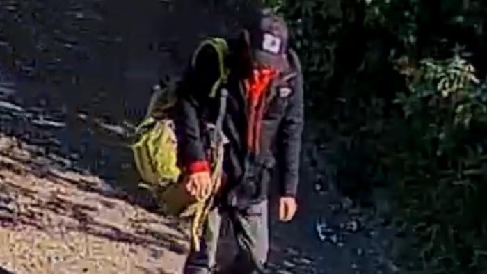 Image de caméra de surveillance montrant un homme qui correspond à Randy Lysohirka, accusé de meurtre.
