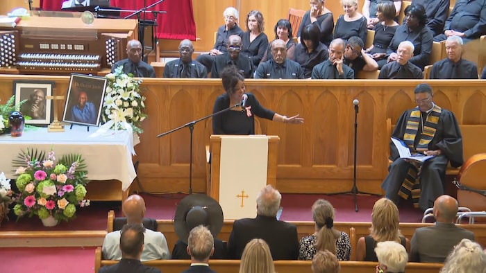 La chanteuse en prestation près de l'autel d'une église.