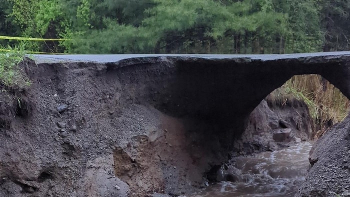 Le 6e rang, près de la route 222, est fermé pour une durée indéterminée en raison de l'érosion de la chaussée.