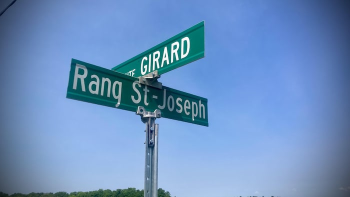 Le panneau indiquant l'intersection des rangs Saint-Joseph et de la route Girard.
