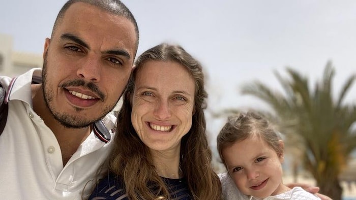 Raouf Farrah, sa conjointe et leur fille posent pour la photo en souriant. 
