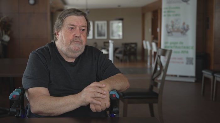 Raoul Charbonneau assis lors d'une entrevue.