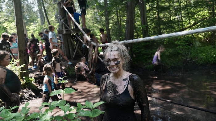 Un jeune femme dans un trou de boue.