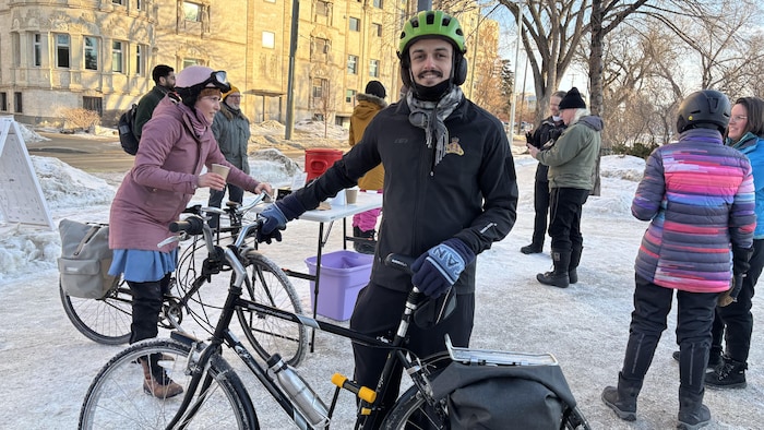 un homme seul avec son vélo