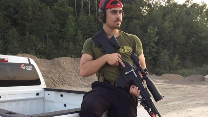 Raphaël Lagacé tient une arme longue.