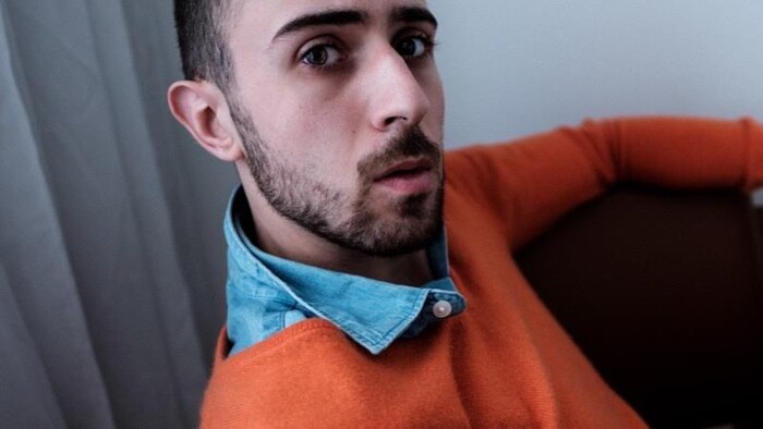 Raphaël Viens porte un chandail orange.