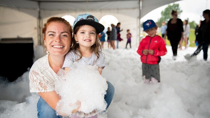Raphaëlle Audet pose en compagnie de sa fille Émilie. 