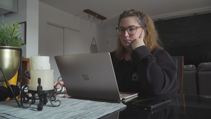 Raphaëlle Chouinard devant un ordinateur portatif.