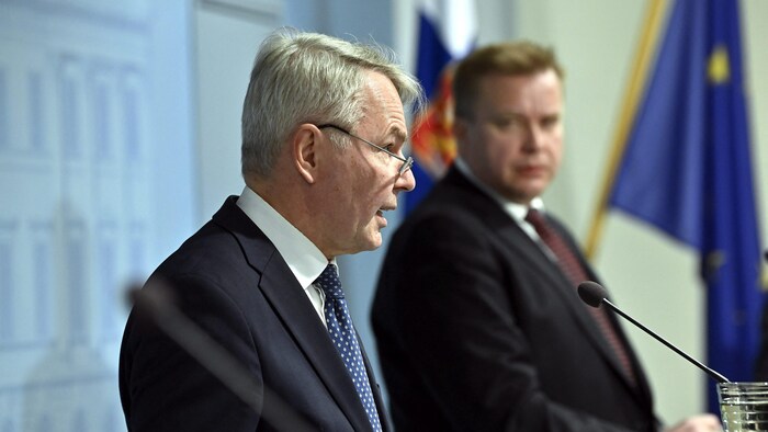 Le ministre finlandais des Affaires étrangères Pekka Haavisto et le ministre finlandais de la Défense, Antti Kaikkonen, en conférence de presse. 