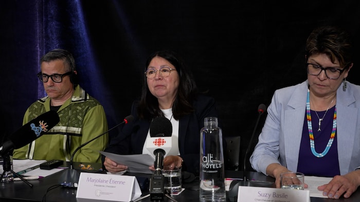 Marjolaine Étienne lit un discours en conférence de presse.