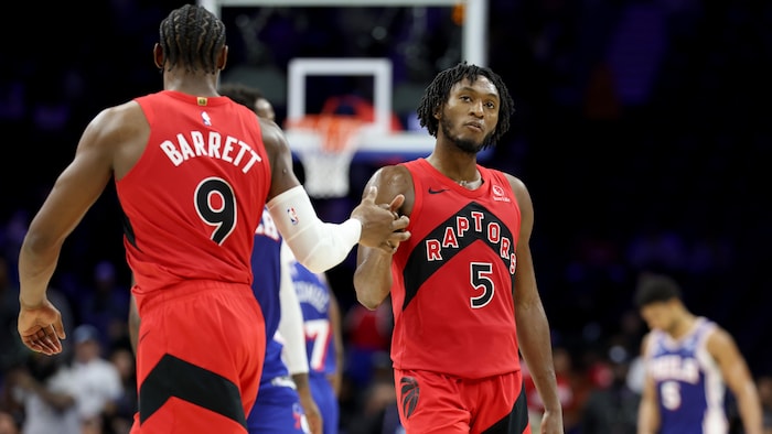 Immanuel Quickley célèbre avec R.J. Barrett.