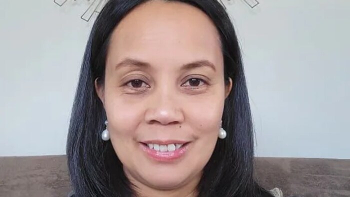 Nakaupo sa sofa si Raquel Mendoza.