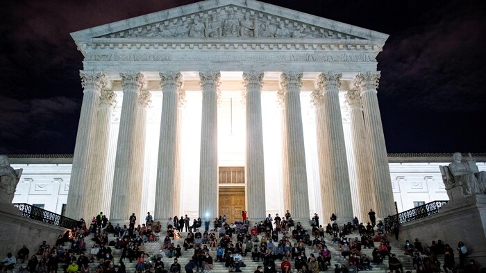 Plusieurs dizaines de personnes devant la Cour suprême à Washington.