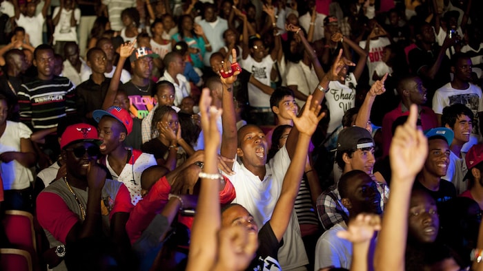 Le public apprécie le spectacle lors du concert "Africa Celebrates Democracy" à Dakar, au Sénégal, le vendredi 9 novembre 2012. Le concert a été organisé par la Fondation Mo Ibrahim. 