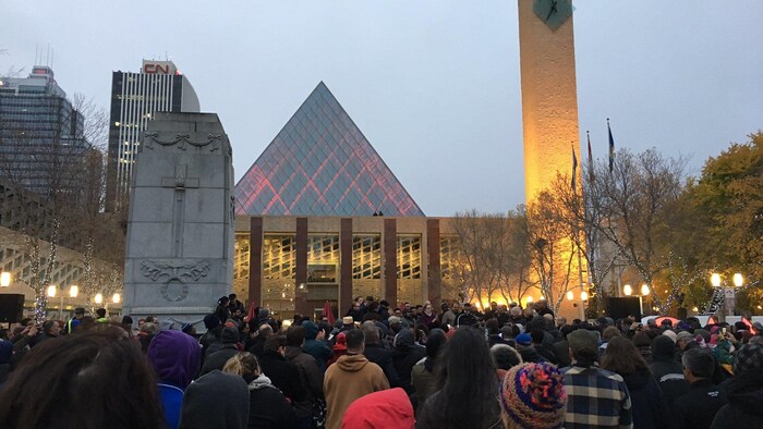 Des Edmontoniens devant la mairie d'Edmonton