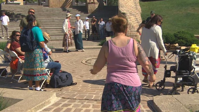 Des personnes se trouvent dans un lieu public, le 21 juin 2025 à La Fourche à Winnipeg.