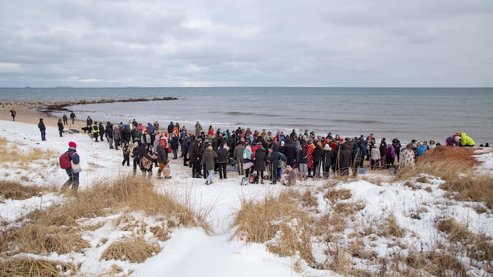 Une foule rassemblée sur la plage de la Dune-du-Sud aux Îles-de-la-Madeleine en janvier