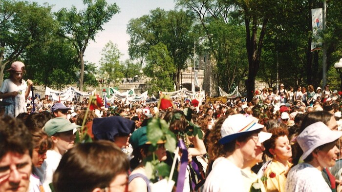 Rassemblement de la marche Du pain et des roses, le 4 juin 1995. Foule de femmes.
