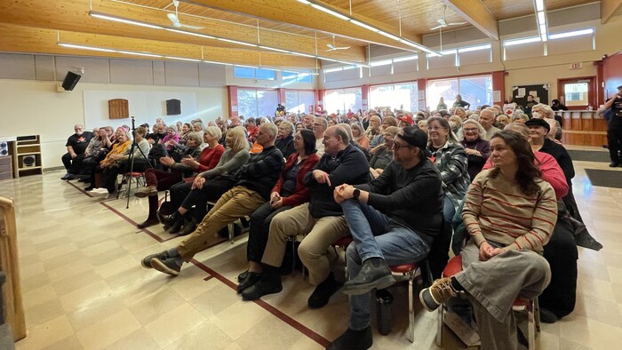 200 personnes dans un centre communautaire.