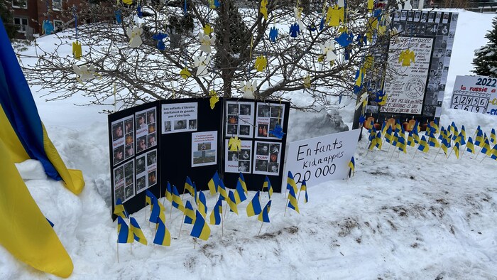 Des photos d'enfants disparus et des drapeaux ukrainiens.