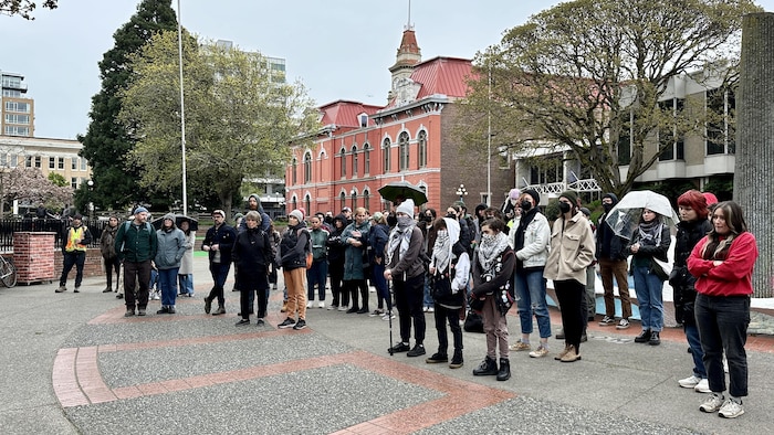 Des personnes devant l'hôtel de ville de Victoria, jeudi 11 avril 2024.
