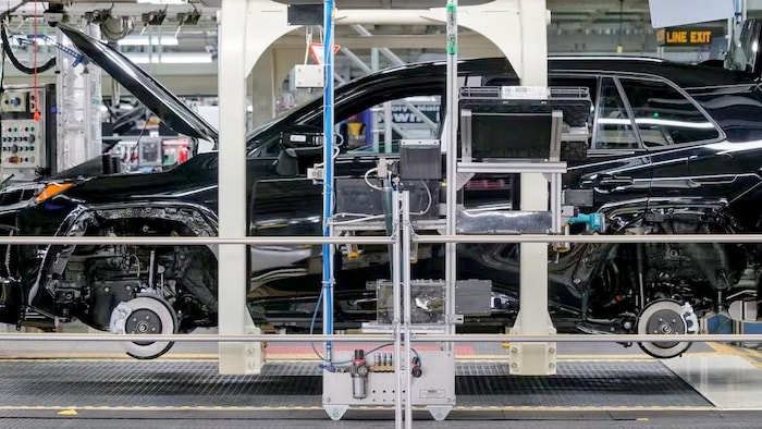 Un Toyota RAV4 partiellement assemblé sur une chaîne d’assemblage à l’usine de Woodstock.
