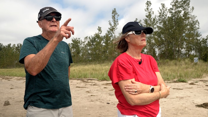 Ray Patterson (gauche) et Karen Mouck (droite) sur la plage de la péninsule de la baie de Wellers.