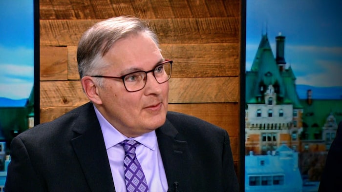 Raymond Côté répond aux questions de Daniel Thibeault lors de l'émission Les coulisses du pouvoir.