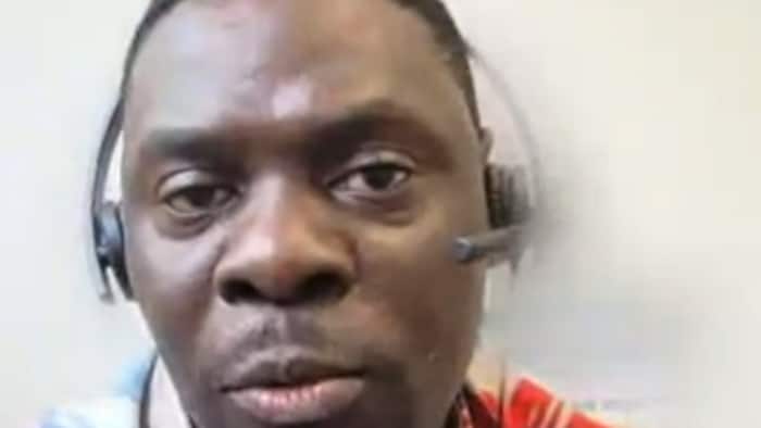 Raymond Kashiba fixe la caméra.