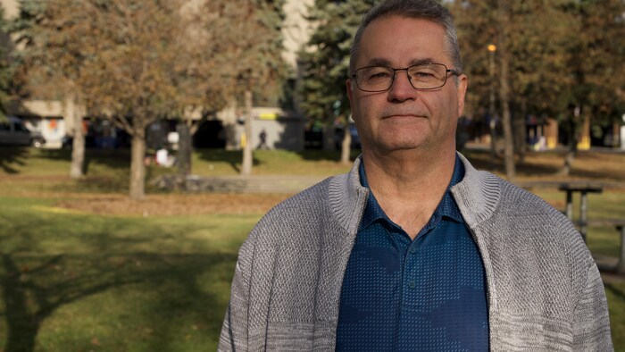 Portrait de Raymond Landry dans un parc.