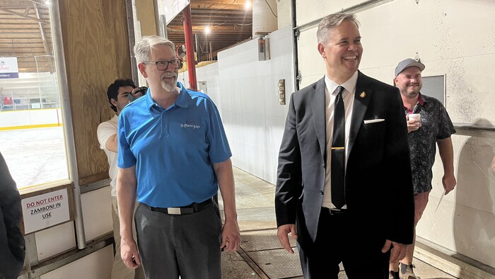 Raymond Maynard et Robert Loiselle dans l’aréna du centre communautaire.