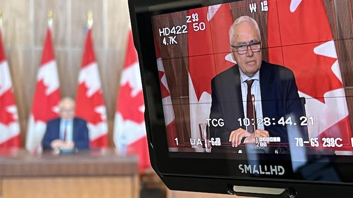 Raymond Théberge, commissaire aux langues officielles, lors d'une conférence de presse à Ottawa.