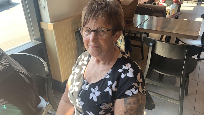 Raymonde Chiasson assise dans un café.