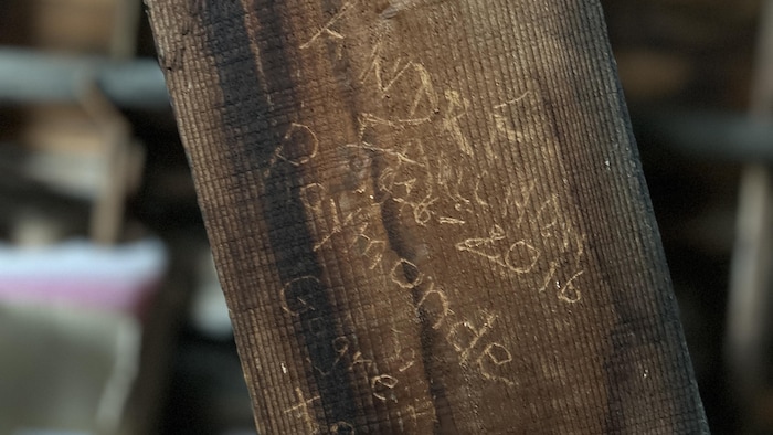 Une poutre arborant la signature de Raymonde Gagné à l'Université de Saint-Boniface, le 27 mai 2023.