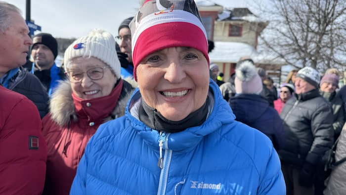 Raymonde Vaillancourt, se tient debout souriante.