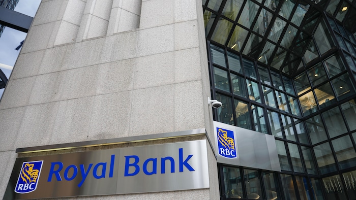 Le logo de la Banque royale du Canada sur la façade d'un de ses bâtiments.