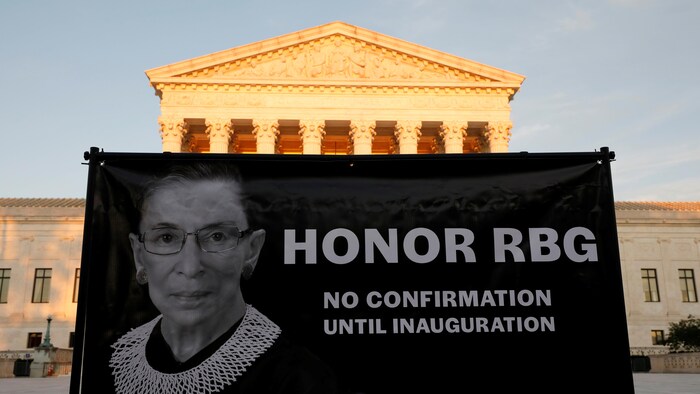 Une affiche de Ruth Bader Ginsburg devant la Cour suprême.