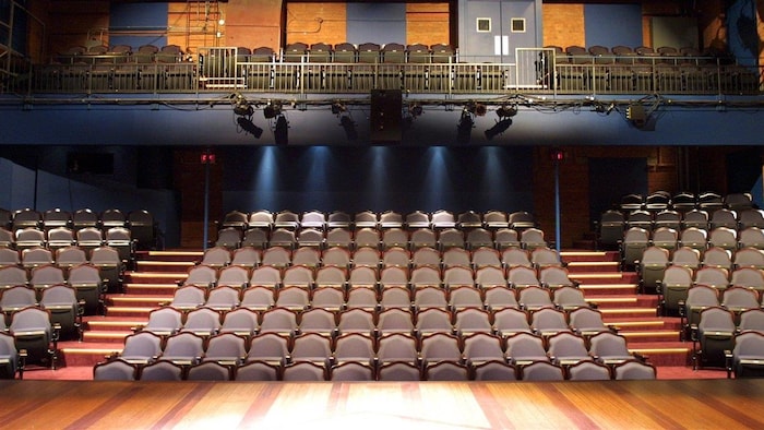 L&rsquo;int&eacute;rieur de la salle du Berkeley Theatre Street, &agrave; Toronto, avec les si&egrave;ges vus de la sc&egrave;ne.