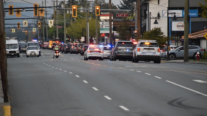 Des dizaines de voiture au centre-ville de Coquitlam